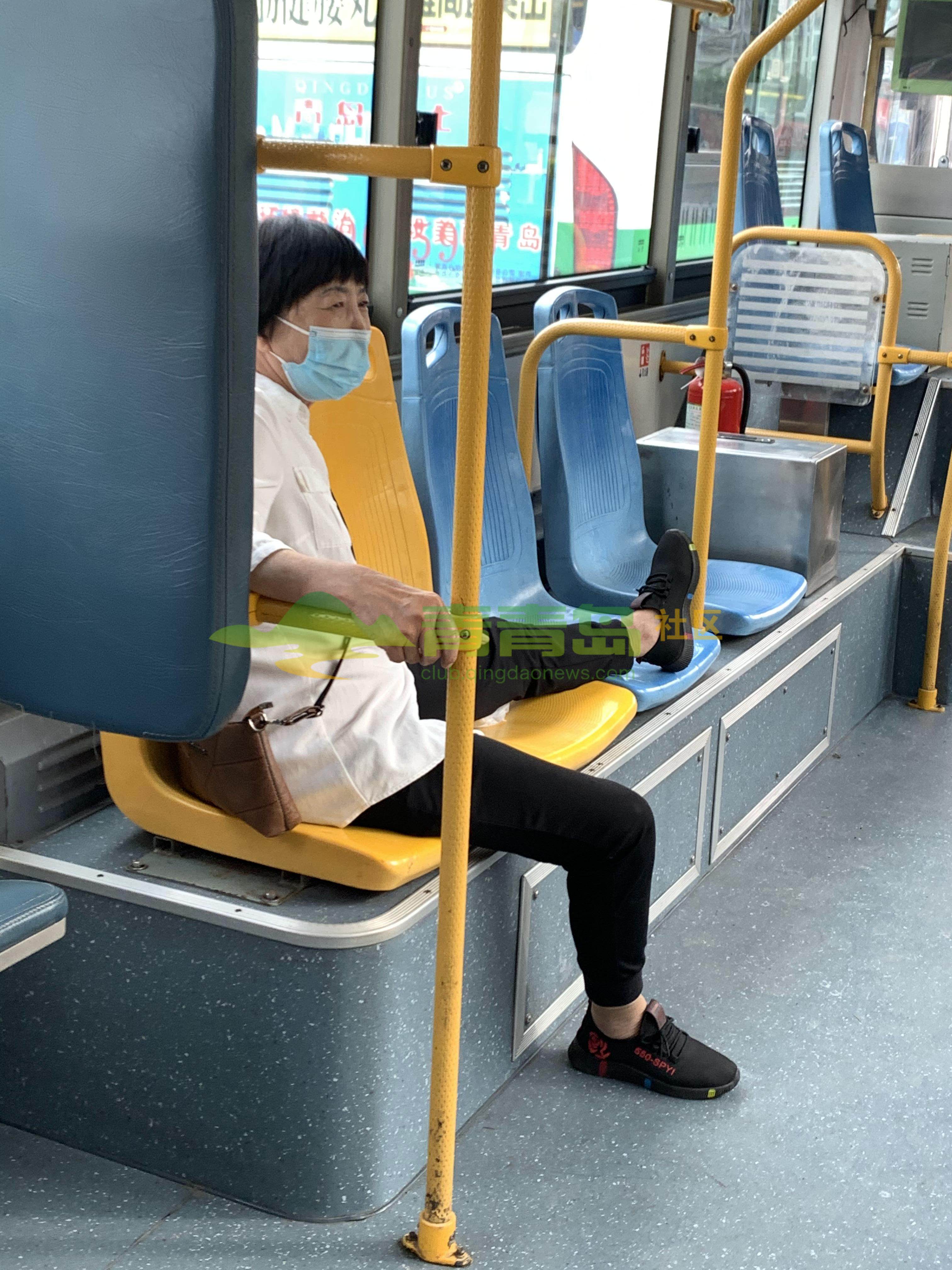 公交车上的不文明行为