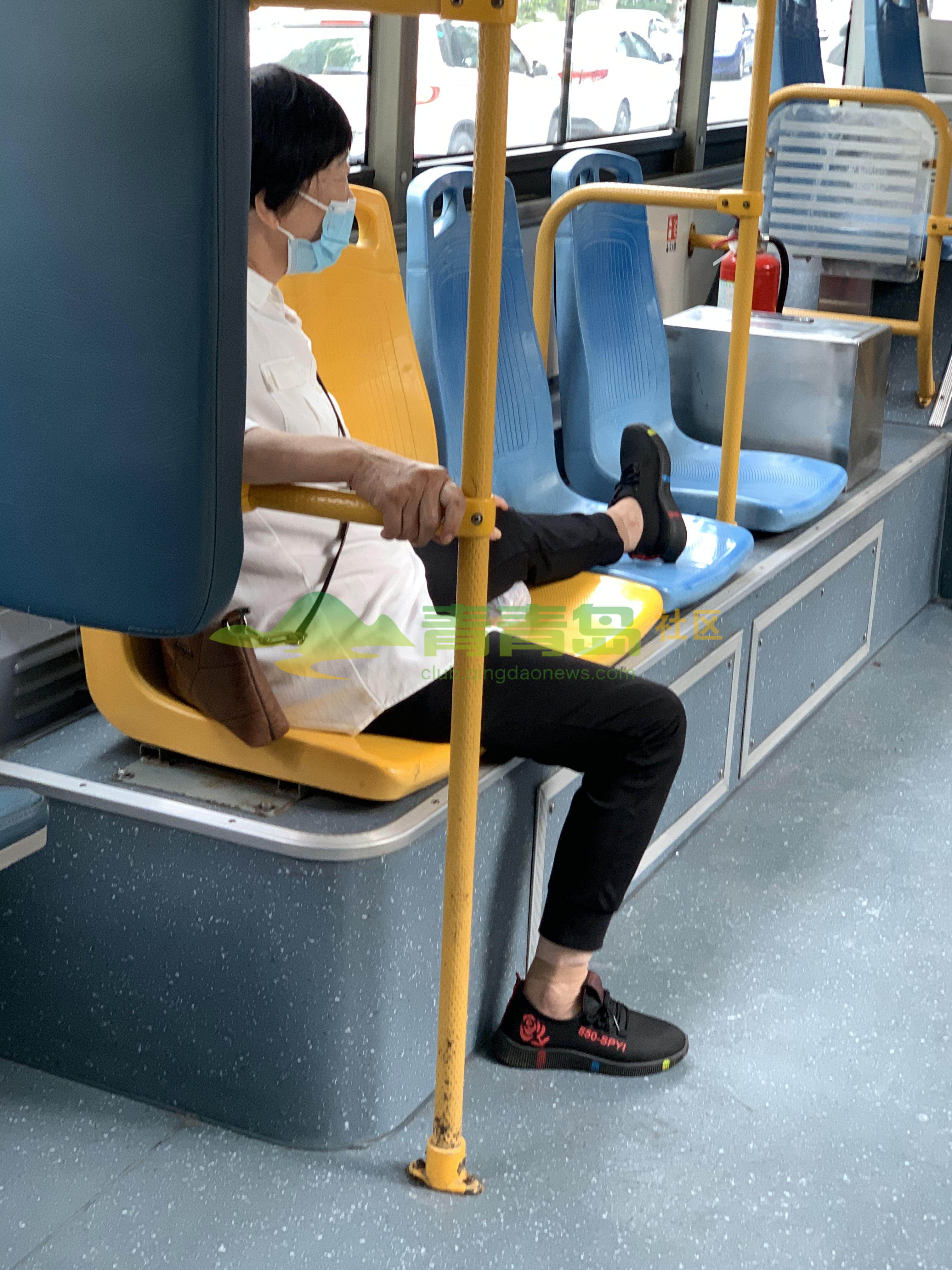 公交车上的不文明行为