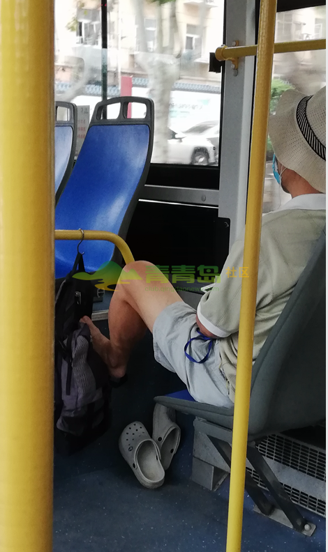 天也不热,在公交车上脱鞋,这是他家的炕?
