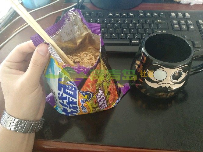 这样吃过泡面的请举手!今晚加班,桶面卖没了,我聪明吧!