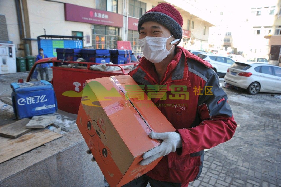 复工送货忙 市北区京东物流快递小哥送货忙 摄影:逄淑才