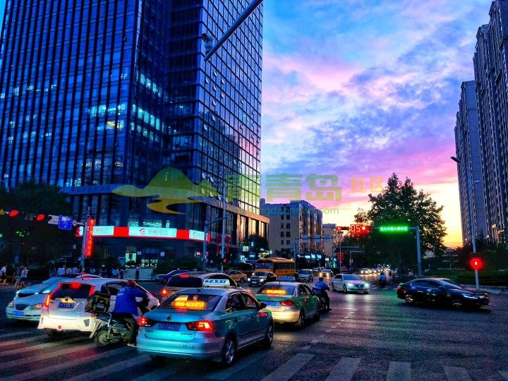 青岛的夜晚格外美丽,拍摄于市北区延吉路路口