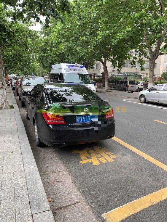 市南区吴兴路6号120急救站救护车车位经常被私家车占用,非常