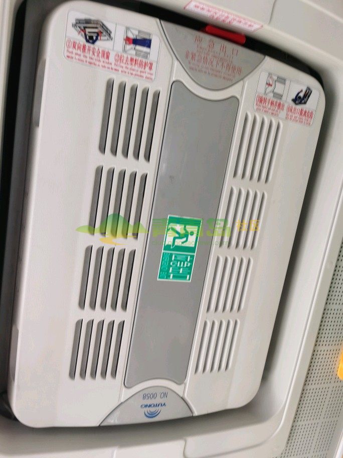 天越来越热了,这种新电动公交车,天窗谁会打开?以前老天然气的